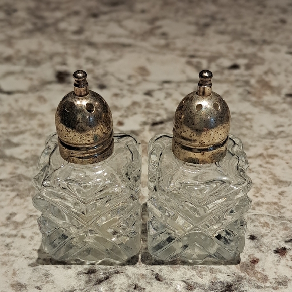 Glass Cut-Pattern Salt and Pepper Shakers - Clear Glass with Silver Tops - Picture 2 of 8